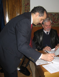 Foto: Momento de la firma de la alianza entre los presidentes de FARPE y AEGH